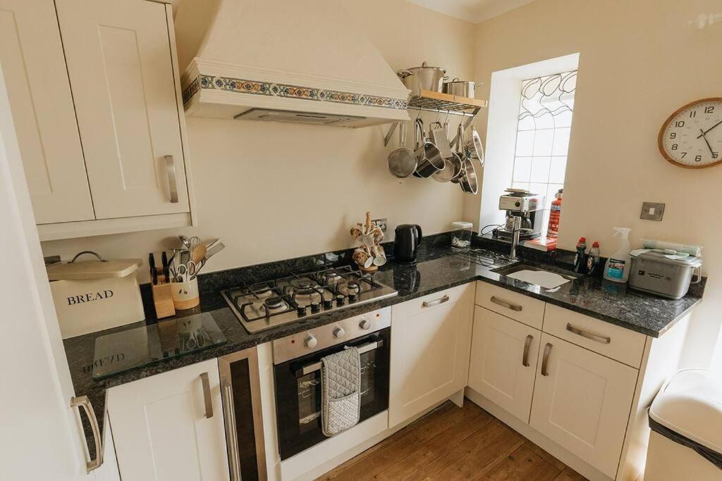 Fir Tree Cottage - Cosy 3 Bed Cottage In Penrhyn Bay With Beautiful Sea Views And Access To Snowdonia Rhôs-on-Sea المظهر الخارجي الصورة