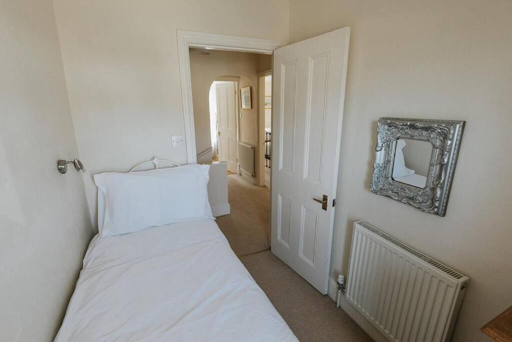 Fir Tree Cottage - Cosy 3 Bed Cottage In Penrhyn Bay With Beautiful Sea Views And Access To Snowdonia Rhôs-on-Sea المظهر الخارجي الصورة